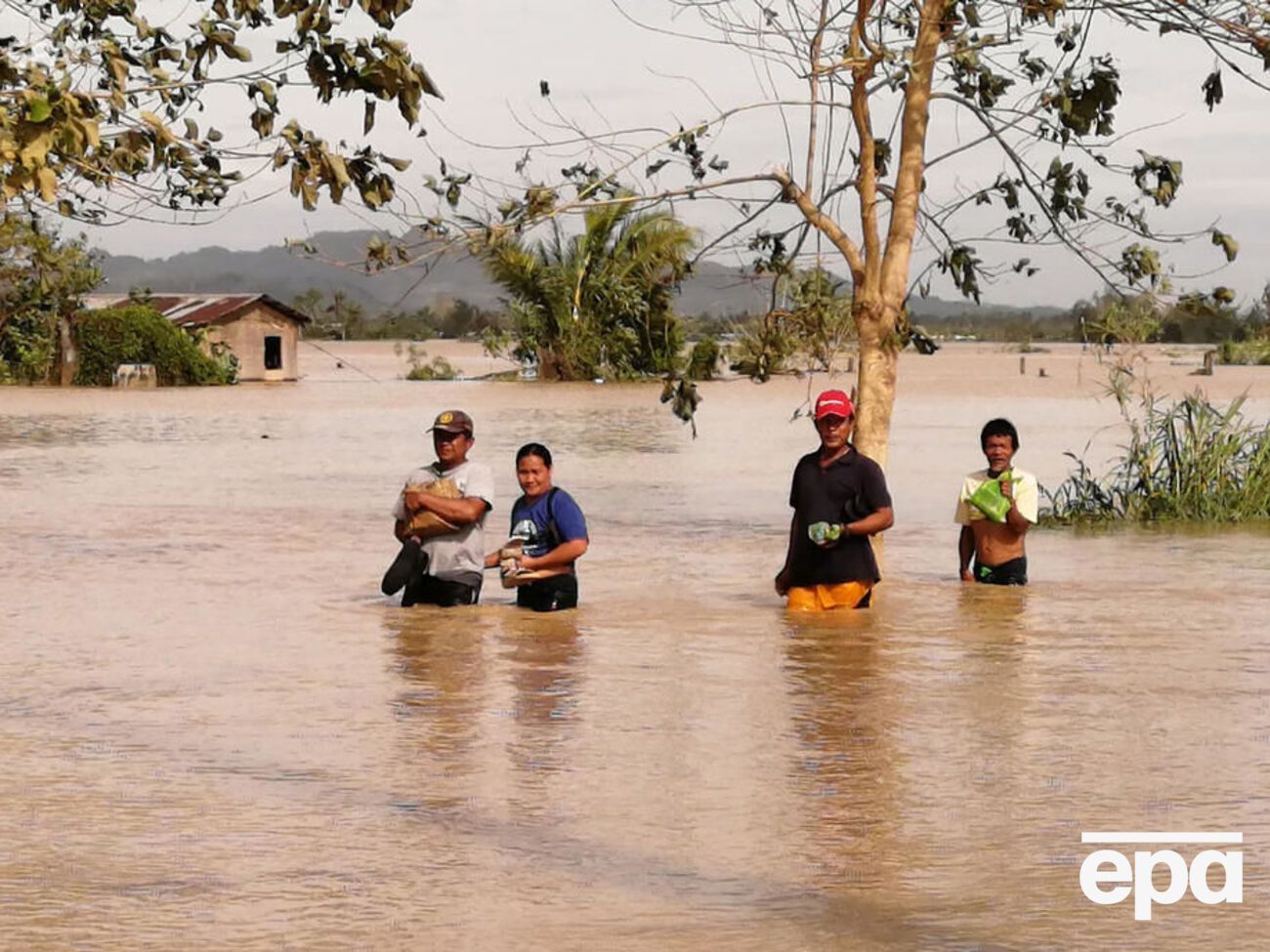 Филиппины накрыл тайфун "Урсула". Фоторепортаж