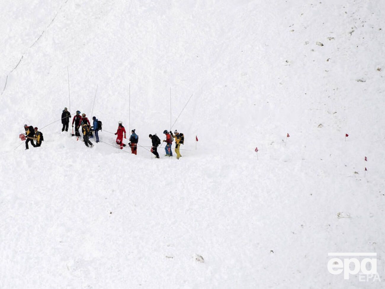 На швейцарському курорті Андерматт унаслідок сходження лавини травмовано двох людей,&nbsp;у горах триває рятувальна операція