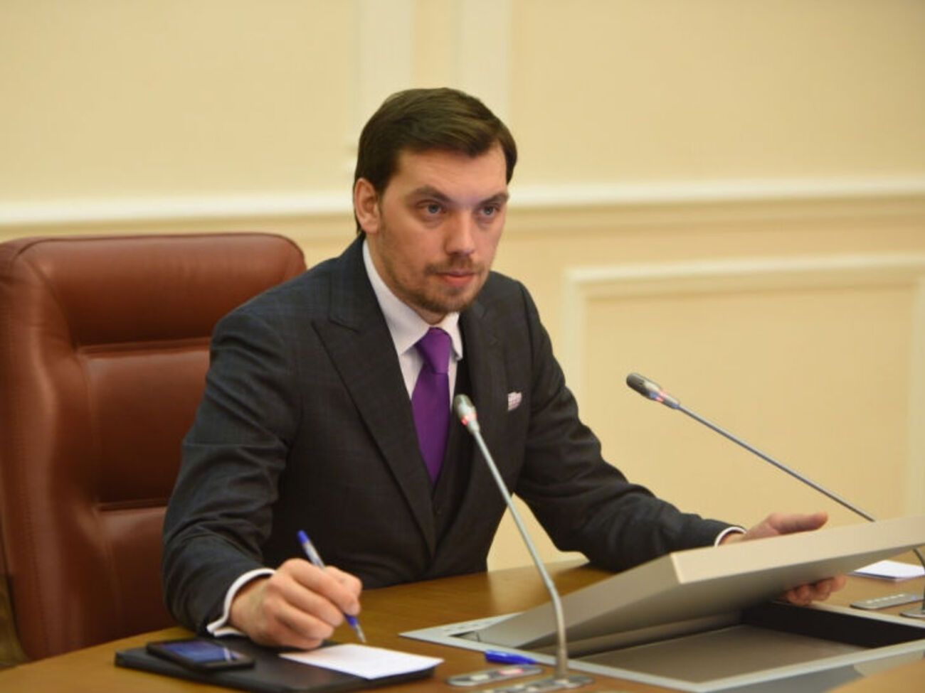 Гончарук: Усі АЗС будуть працювати з ліцензіями або не будуть працювати взагалі