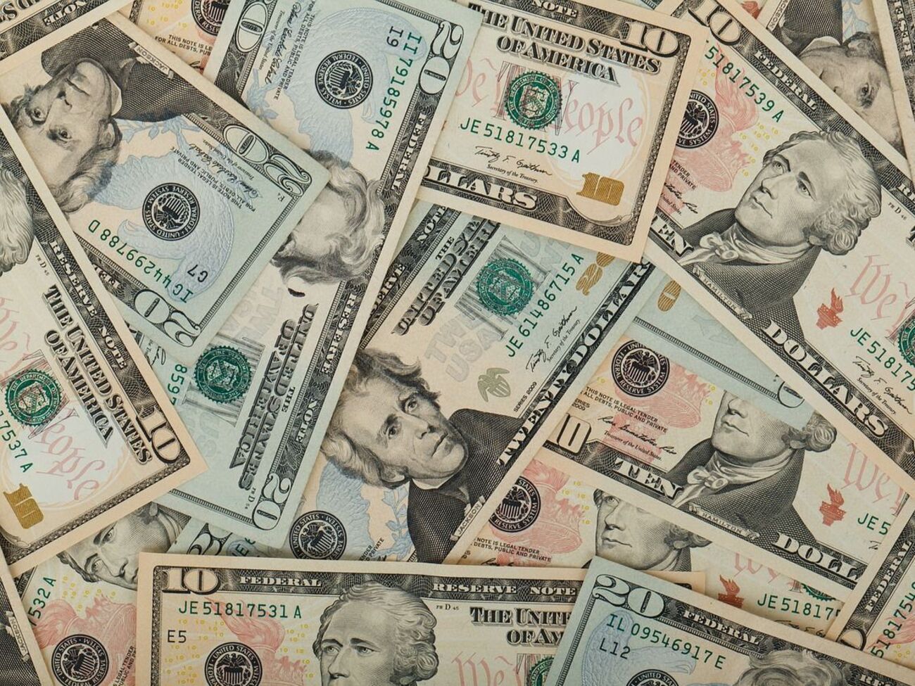 $230 млн Нацбанк викупив, провівши аукціон, ще $470 млн &ndash; за допомогою традиційних інтервенцій