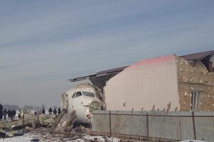 Літак зіткнувся з двоповерховим будинком і впав у районі житлового сектору