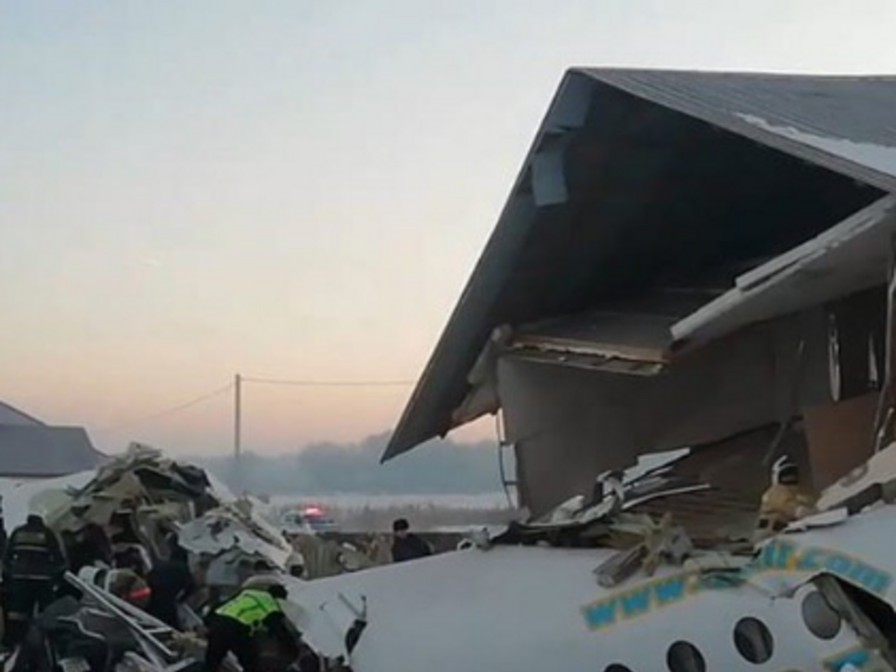 Бригади швидкої допомоги доправили в лікарні 66 пасажирів літака