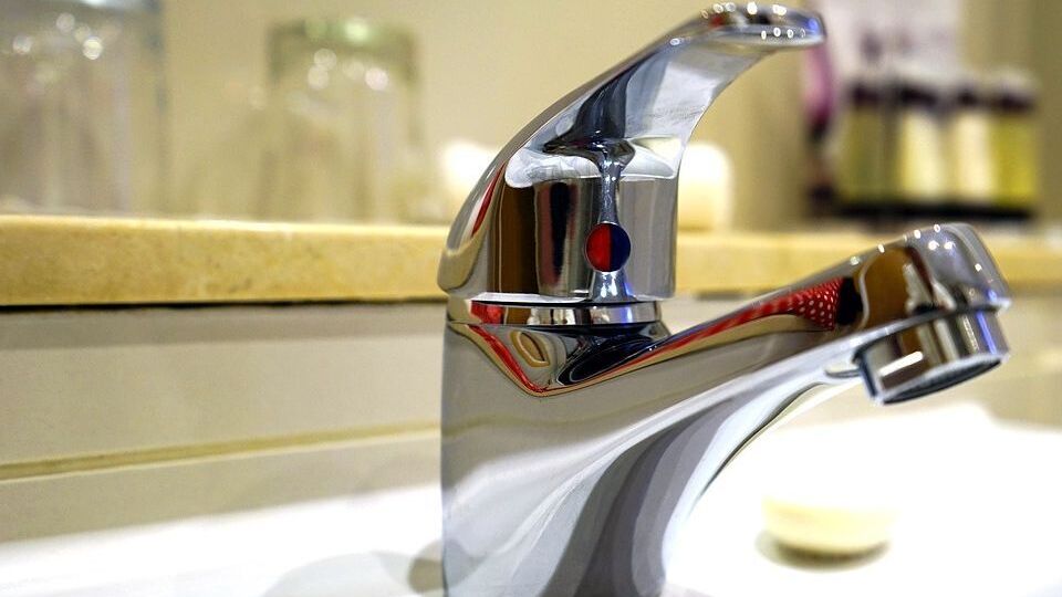 Это уже третий случай прекращения подачи воды "Лисичанскводоканалом" в 2019 году из-за долгов предприятия за электричество