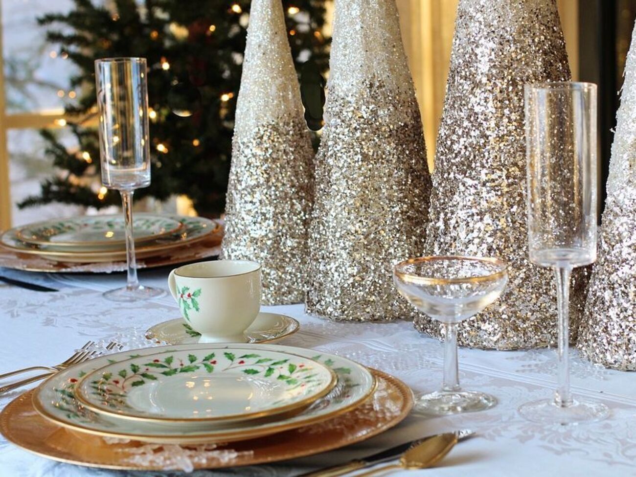 В оформлении стола актуально будет смотреться серебристый декор