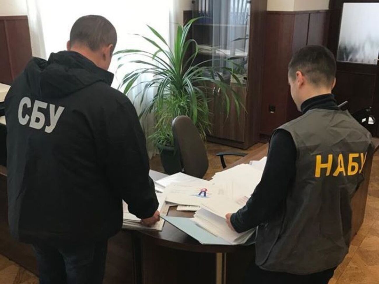 Обыски проходят в помещениях АМПУ, филиалах ведомства, а также по месту проживания чиновников в Киеве, Одессе и Одесской области