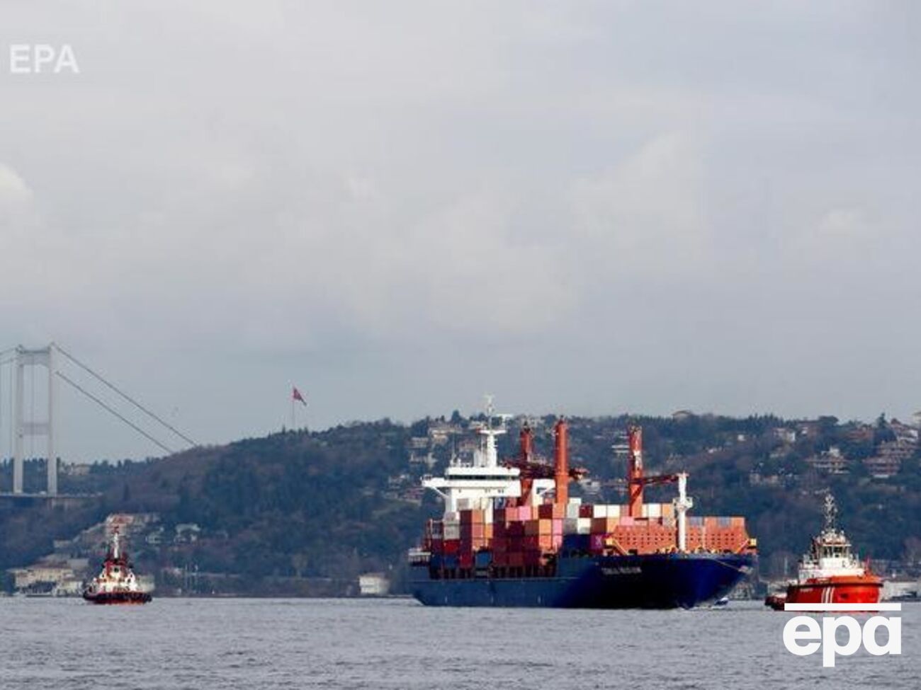 Контейнеровоз пришлось взять на буксир