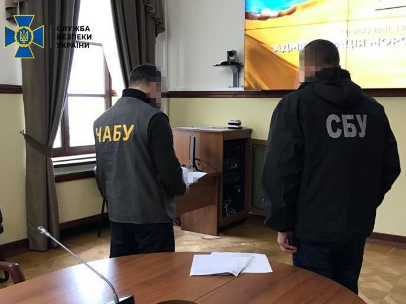 За версією слідства, чиновники, імовірно, надали іноземній компанії незаконну перевагу