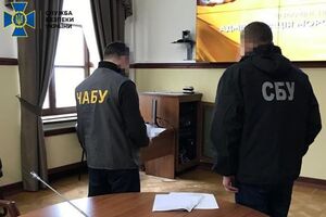 По версии следствия, чиновники, возможно, предоставили иностранной компании незаконное преимущество