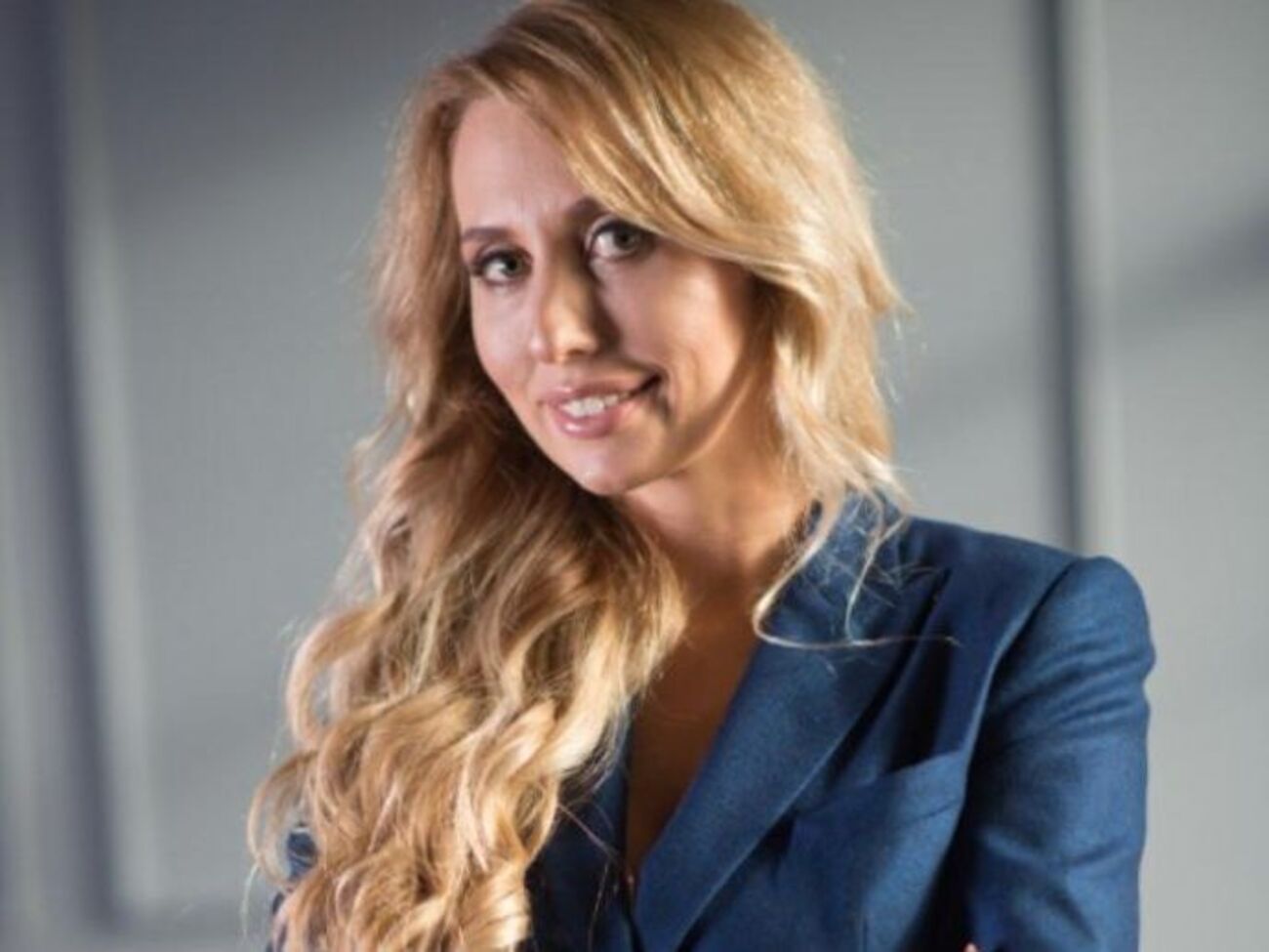 Костенко окончила юридический факультет Запорожского национального университета, имеет степень кандидата юридических наук