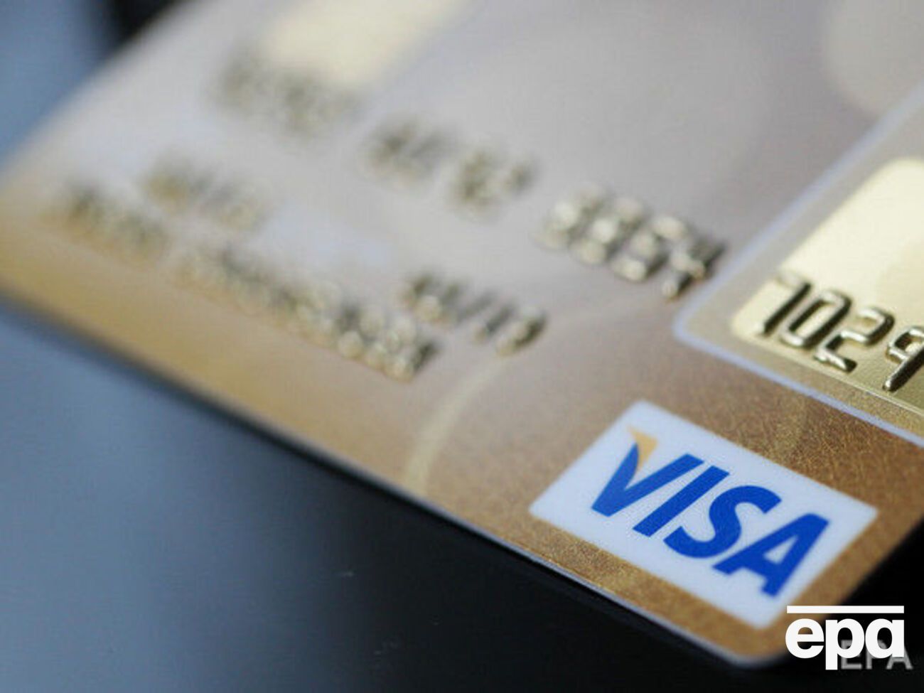 Кабмин отменил привязку зарплатных карт к конкретному банку