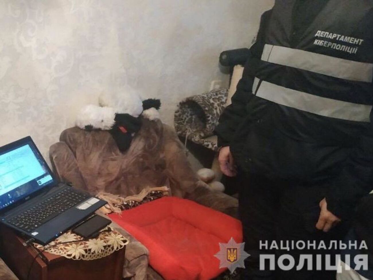 Во время обыска правоохранители изъяли флеш-накопитель и компьютерную технику