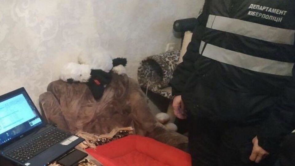 Під час обшуку правоохоронці вилучили флеш-накопичувач і комп'ютерну техніку