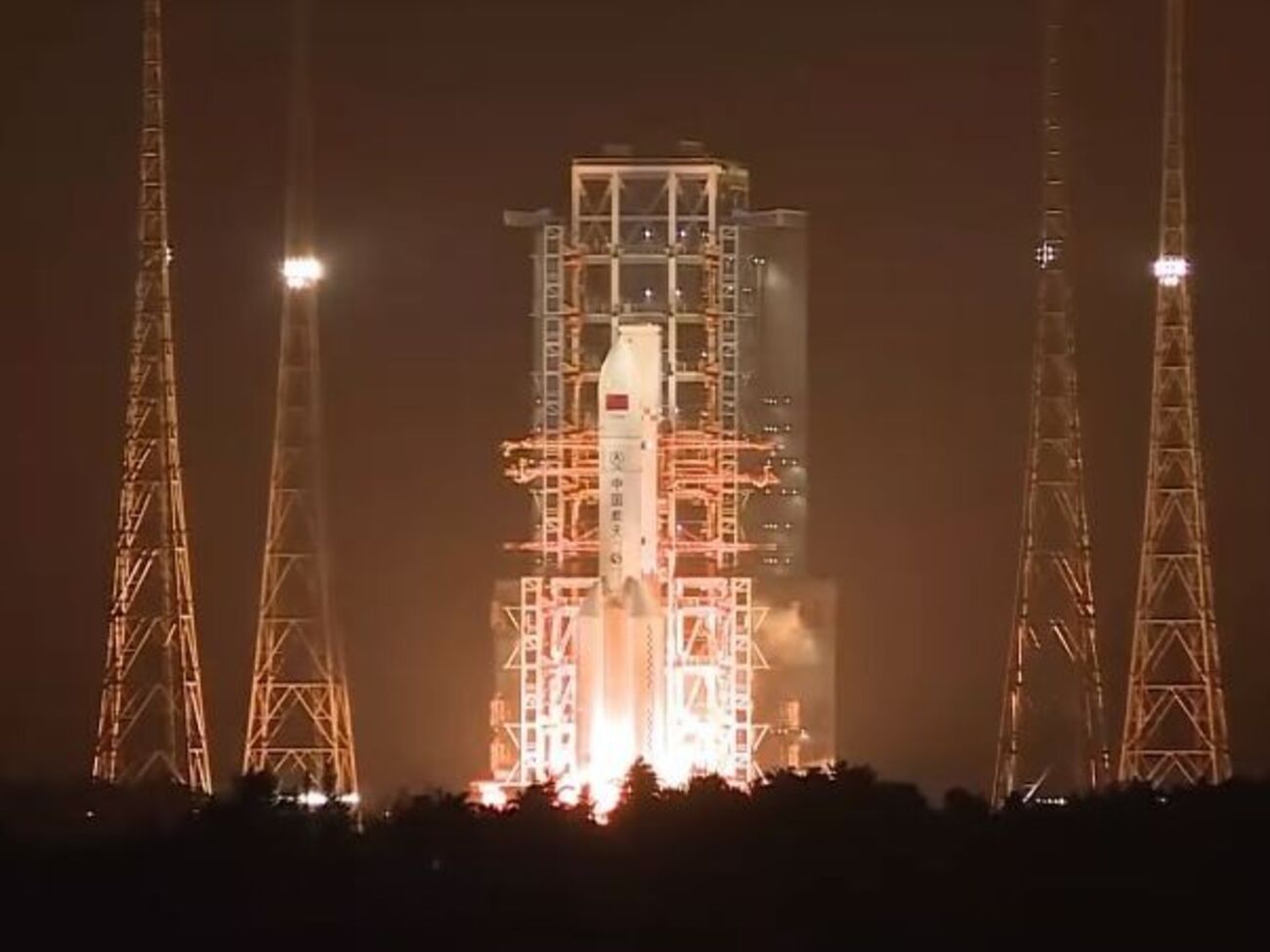 Китай в третий раз запустил ракету "Чанчжэн-5"