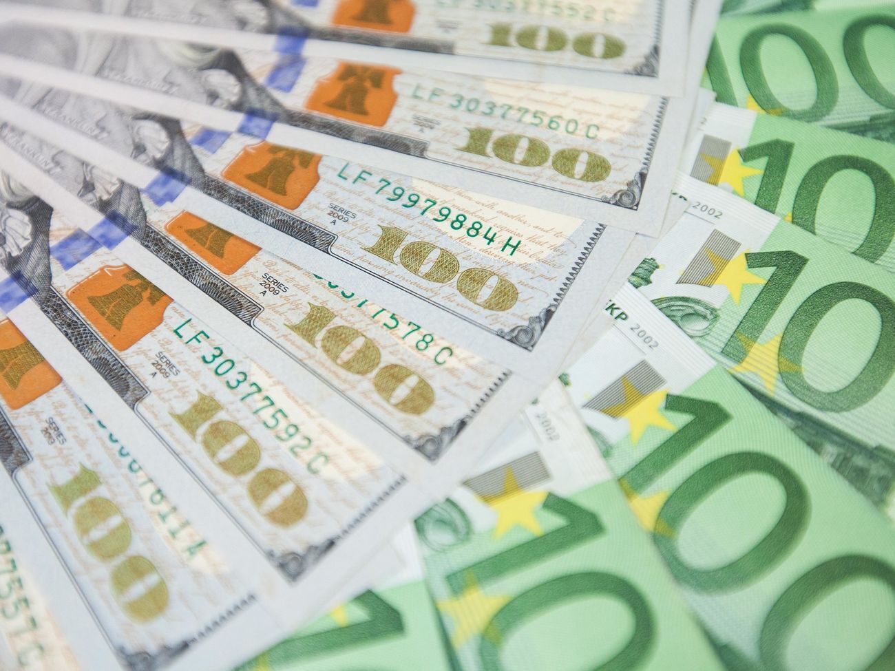 НБУ снизил курс гривны к иностранным валютам