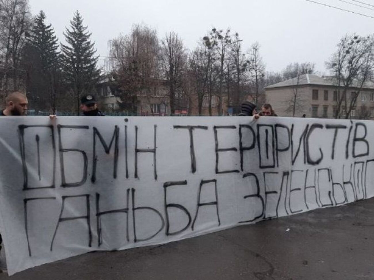 Під час засідання біля будівлі суду відбувалася акція протесту