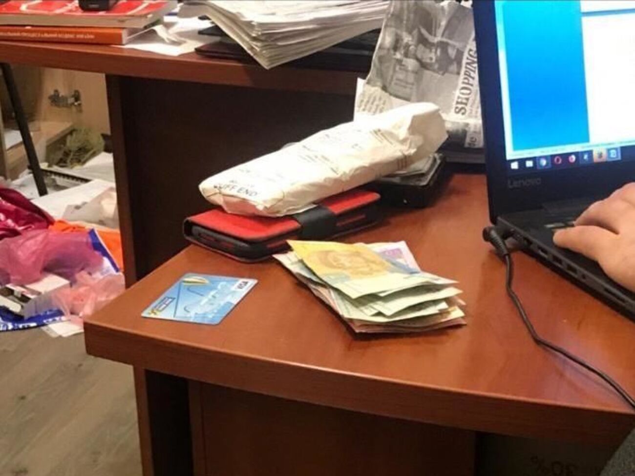 У Миколаєві чиновницю спіймали на хабарі