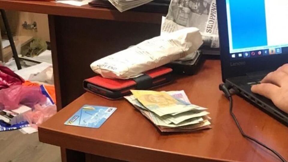У Миколаєві чиновницю спіймали на хабарі