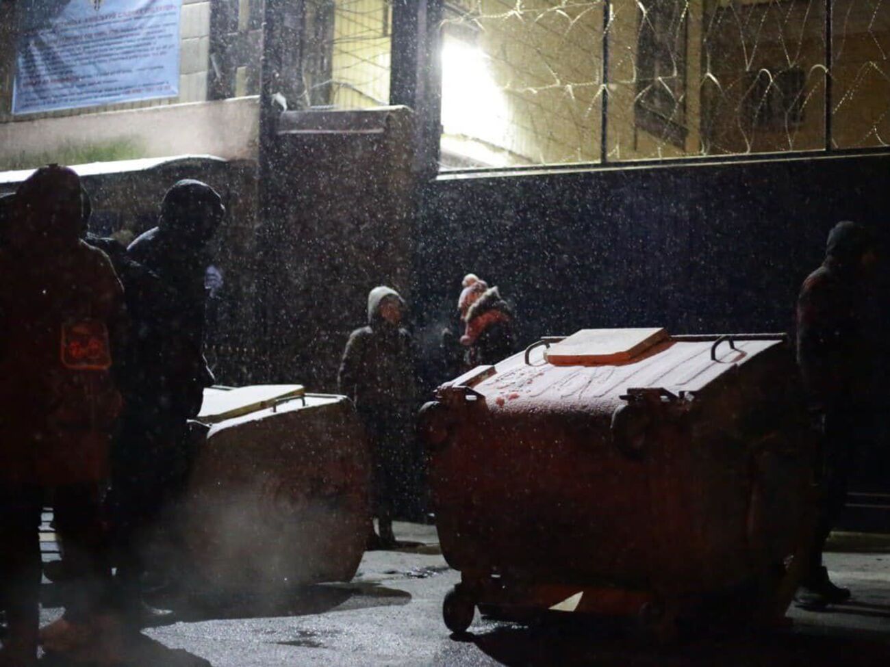 Присутствующие поставили перед СИЗО мусорные контейнеры