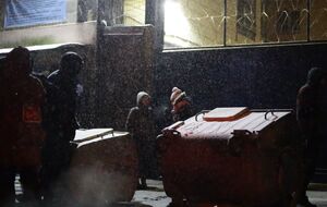 Присутствующие поставили перед СИЗО мусорные контейнеры