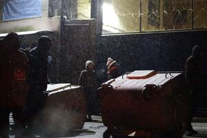 Присутствующие поставили перед СИЗО мусорные контейнеры