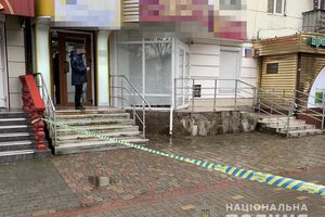 Сотрудника почты госпитализировали с ранением