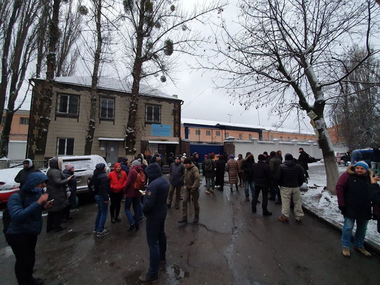 Под Лукьяновским СИЗО остаются активисты