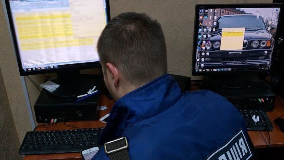 Поліція вилучила комп'ютери і мобільні телефони в офісах кол-центру