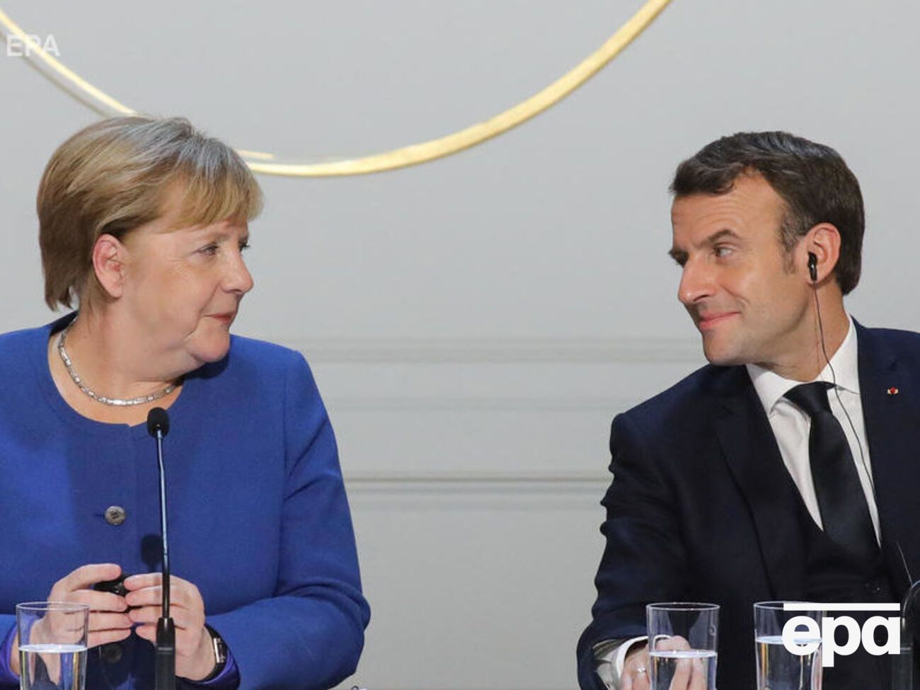 Меркель и Макрон заявили, что&nbsp;обмен стал выполнением обязательств, взятых на саммите лидеров стран Нормандской четверки, который прошел в Париже 9 декабря