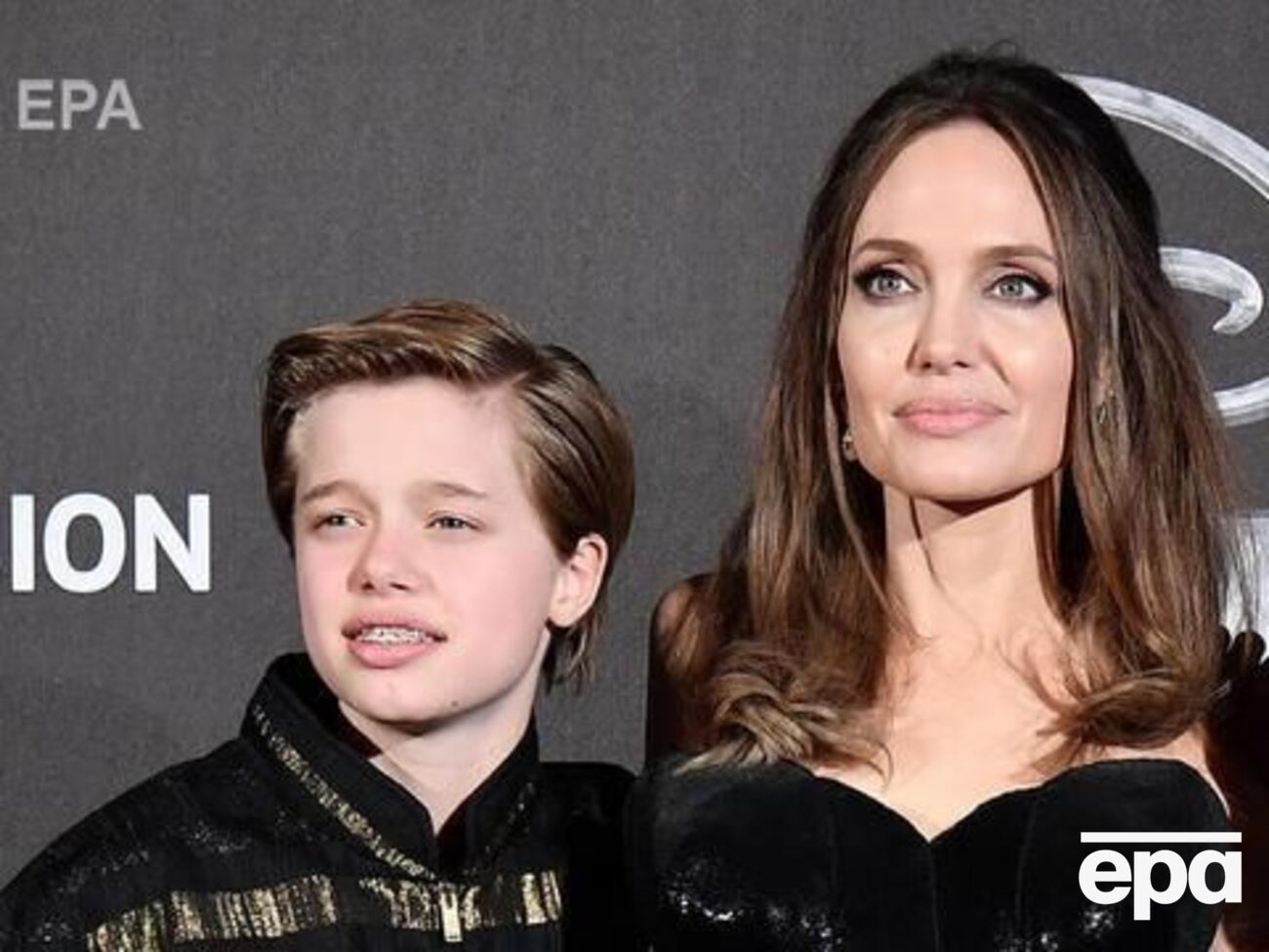 Шайло (на фото ліворуч) позиціонує себе як Джона