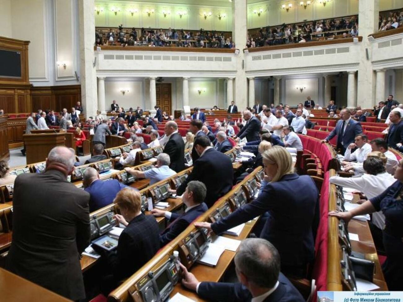 Рада 3 декабря досрочно прекратила депутатские полномочия нардепов в связи с их переходом на другие должности
