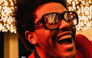 The Weeknd з'являється в кадрі під час розваг у нічних клубах і казино