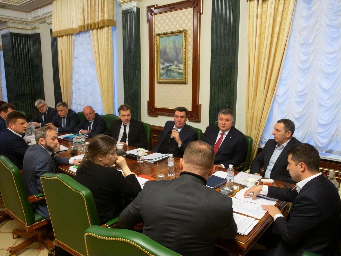 На нараді було ухвалено рішення перед нормандським самітом провести засідання Ради національної безпеки і оборони під головуванням Зеленського