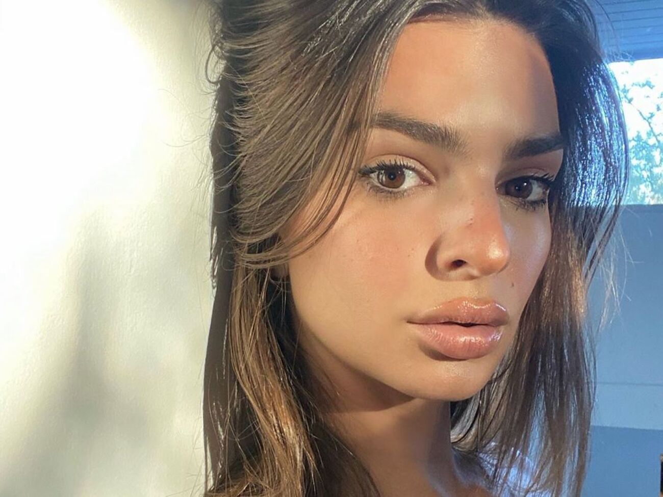 Ратаковски показала снимок в неглиже