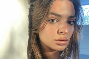 Ратаковски показала снимок в неглиже