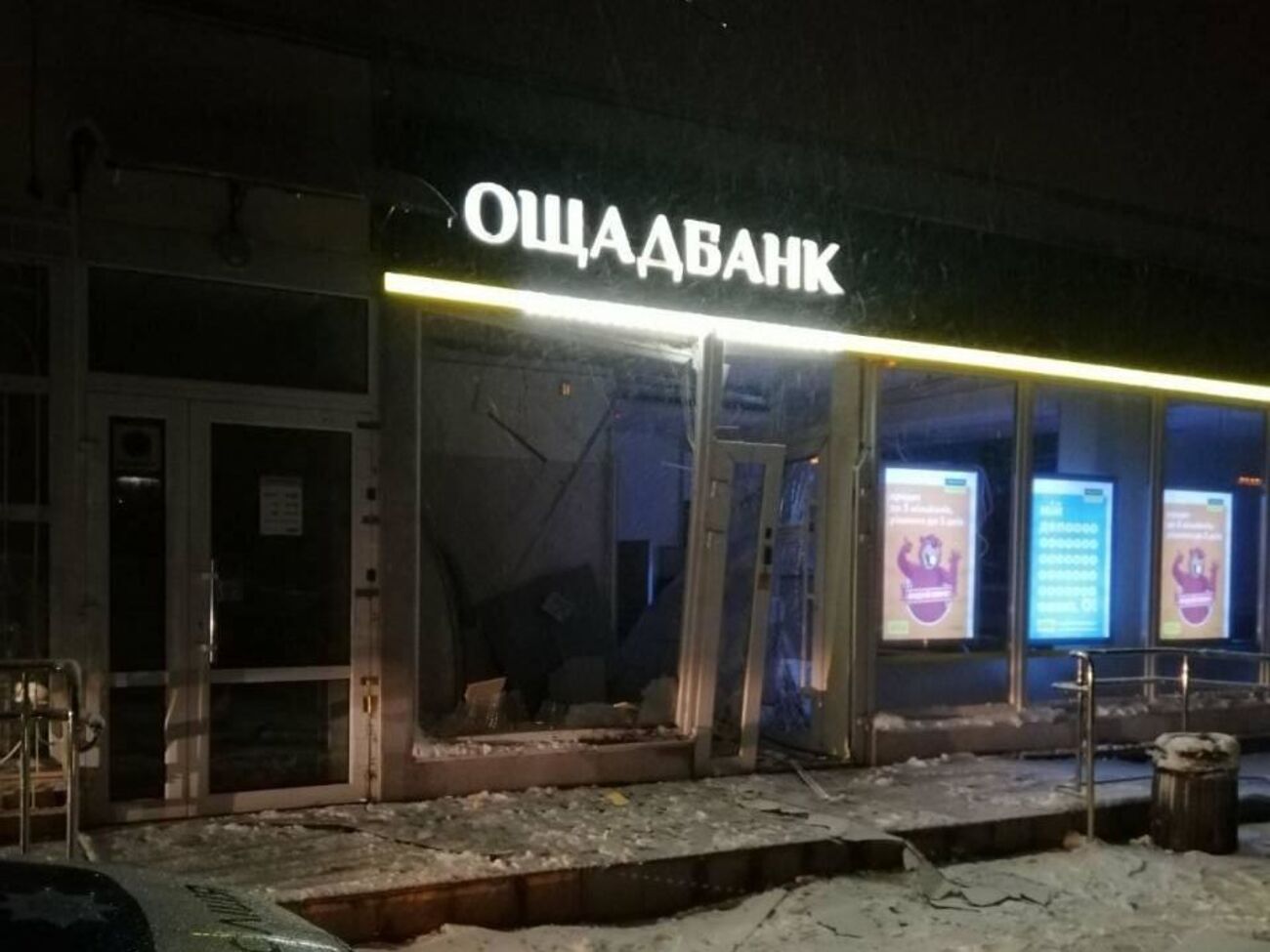 Поліція: Невідомий пошкодив банкомат, металопластикові двері й вікна приміщення банку