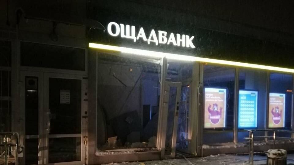 Полиция: Неизвестный повредил банкомат, металлопластиковые двери и окна помещения банка