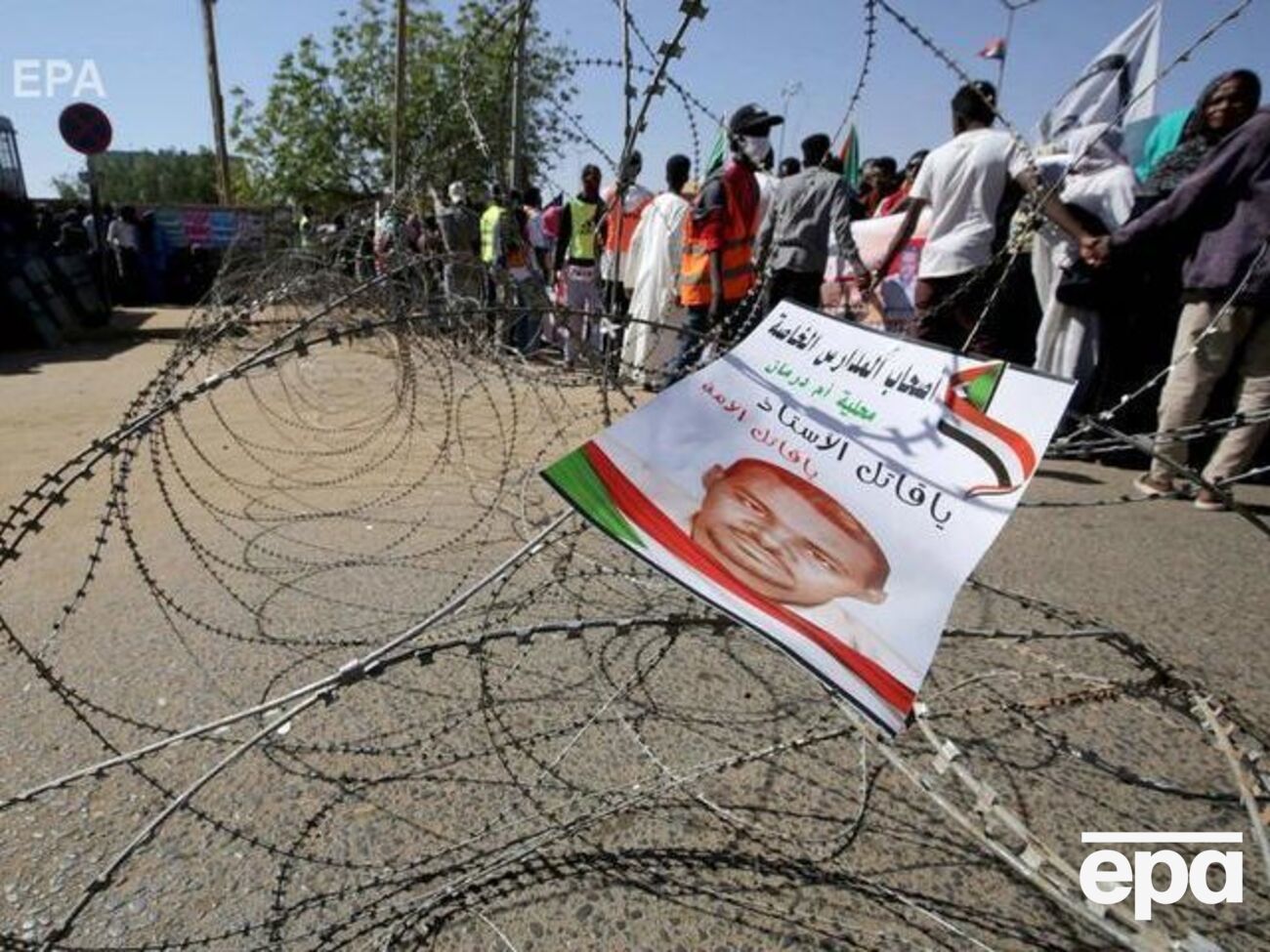 Во время заседания под стенами суда собрались сотни человек