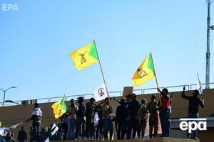 Посольство штурмувало кілька десятків незадоволених