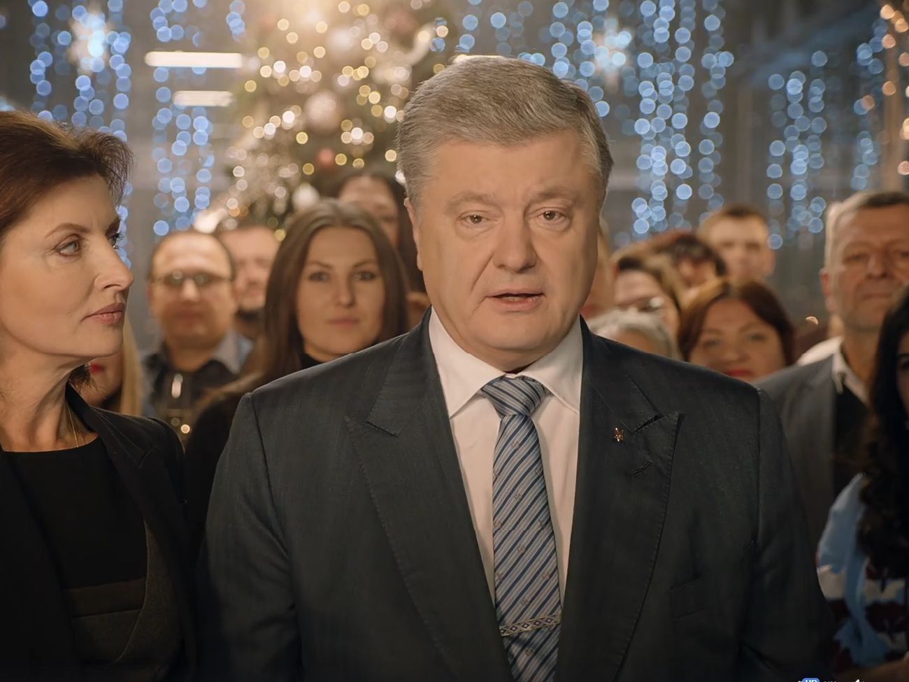 Порошенко: Хочу щоб у Новому році для кожного з нас синьо-жовтий прапор єдності був важливішим, ніж партійні кольори