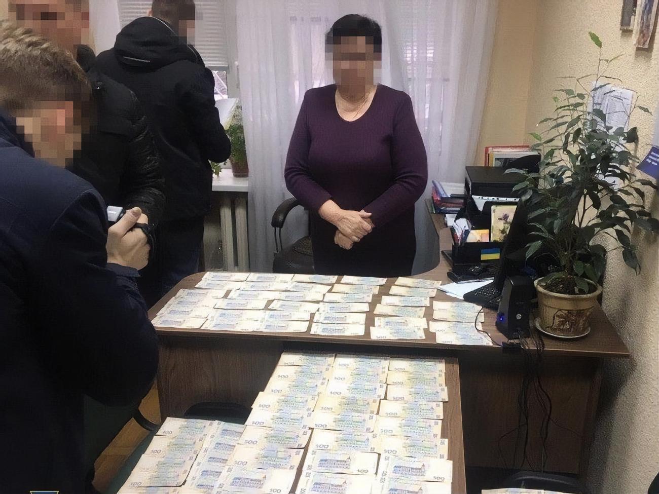 Чиновников задержали при получении части неправомерной выгоды