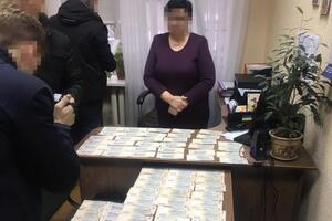 Чиновников задержали при получении части неправомерной выгоды
