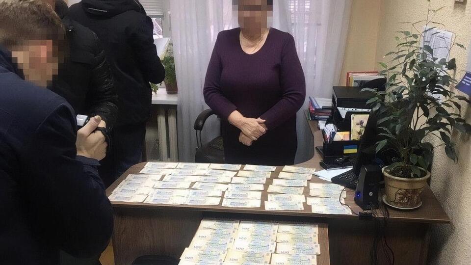 Чиновников задержали при получении части неправомерной выгоды