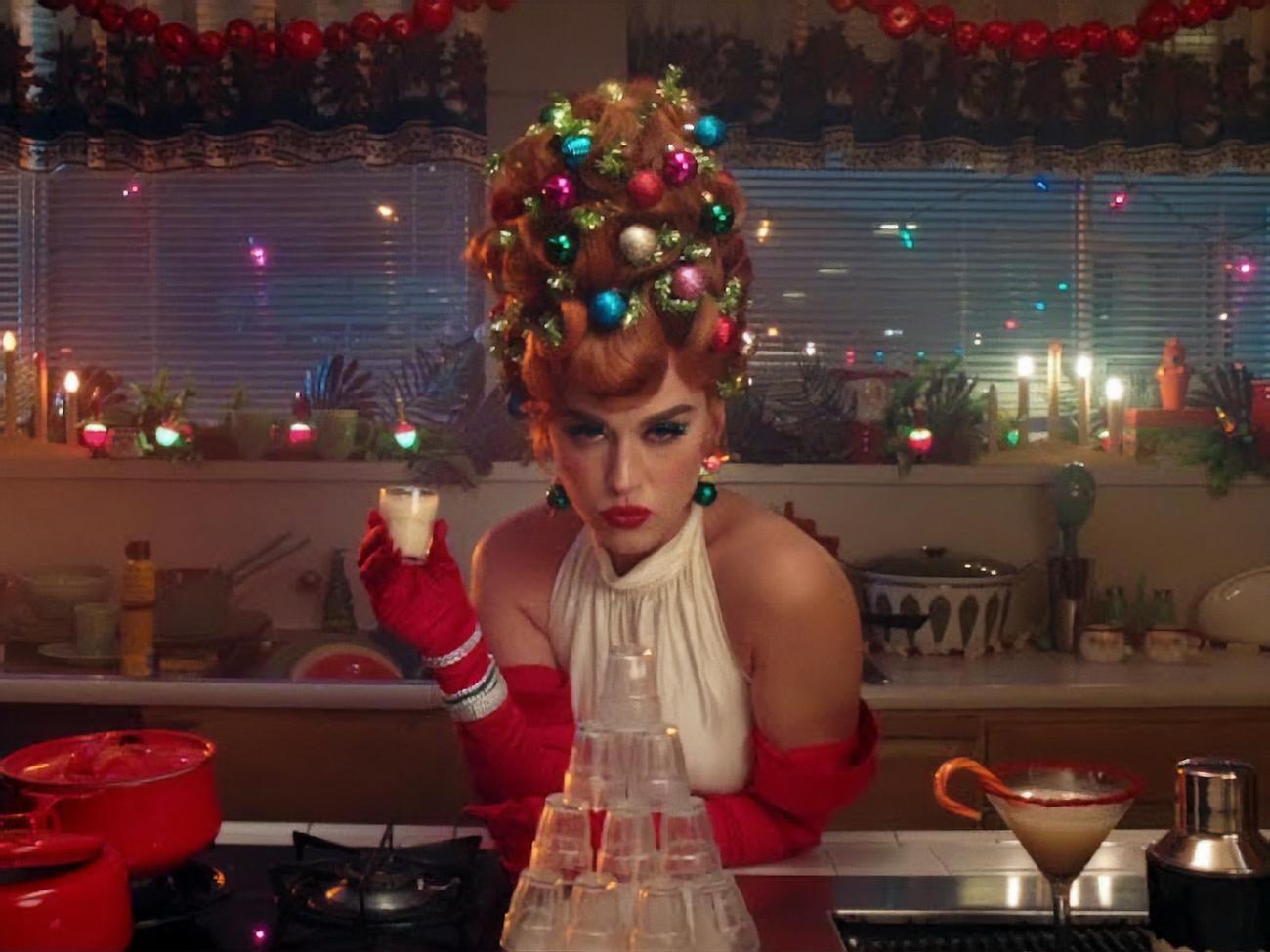 Перрі презентувала різдвяний ролик