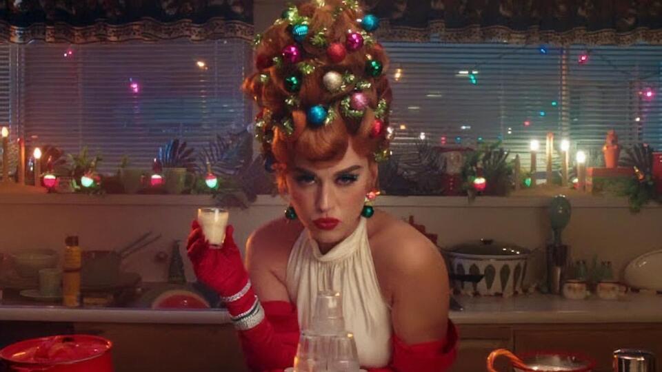 Перрі презентувала різдвяний ролик