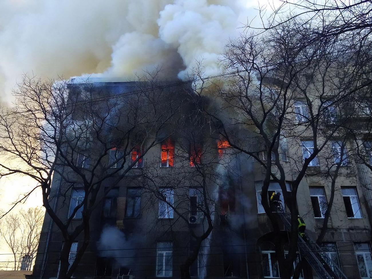 В Одессе утром вспыхнул пожар в здании колледжа