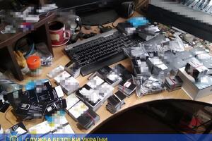 Правоохоронці вилучили в Києві обладнання, яке керує масивом сім-карт, віртуальними мобільними телефонами та розсиланням смс-повідомлень