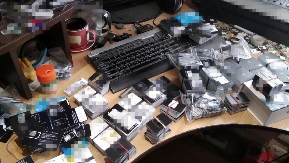 Правоохранители изъяли в Киеве оборудование, управляющее массивом сим-карт, виртуальными мобильными телефонами и рассылкой смс-сообщений
