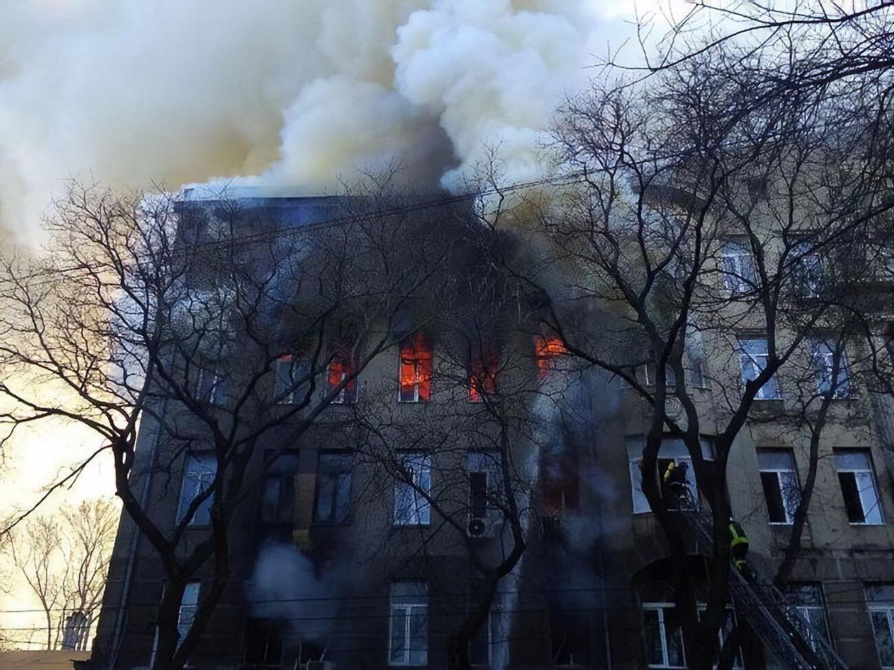 До ліквідації наслідків пожежі залучили 103 працівників особового складу ДСНС