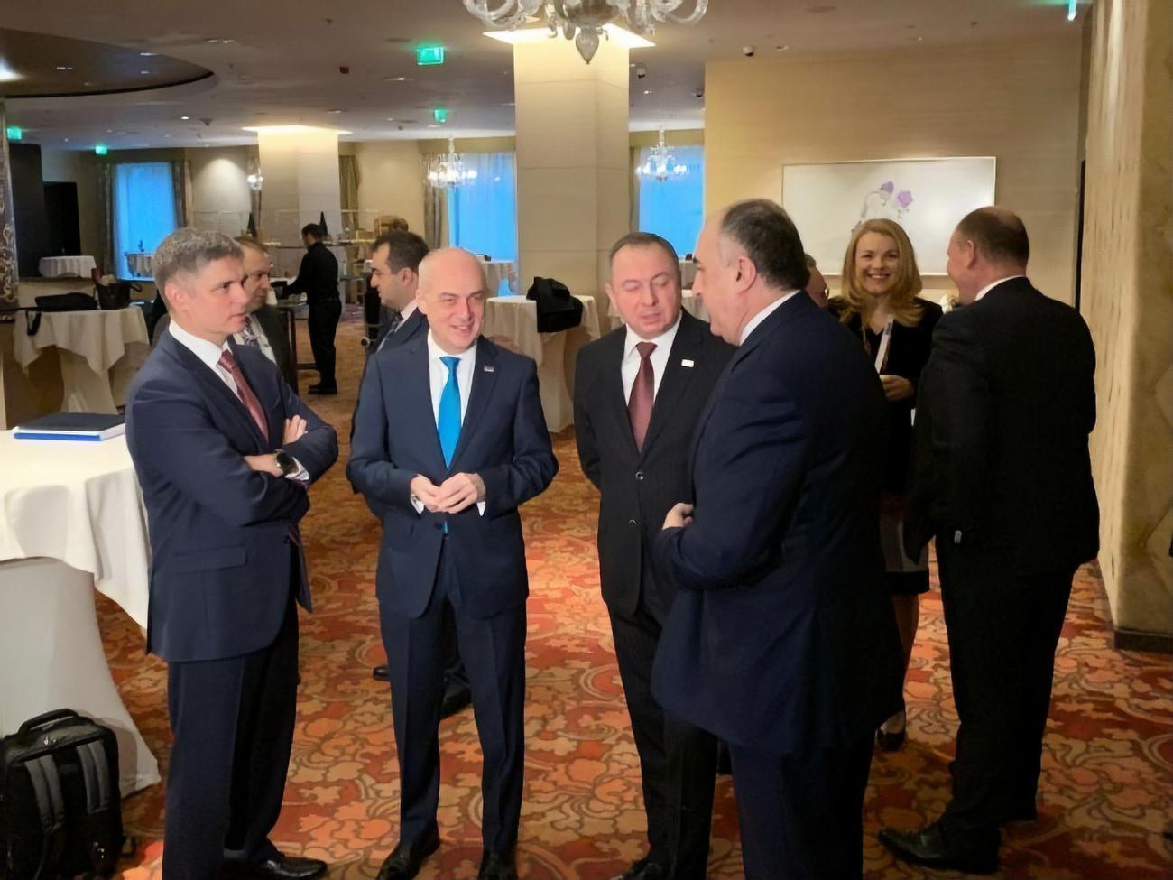 Пристайко (ліворуч) передав Боррелю спільну заяву глав МЗС трьох країн про додатковий формат&nbsp;взаємодії