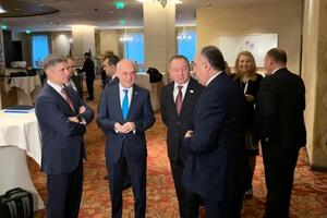 Пристайко (ліворуч) передав Боррелю спільну заяву глав МЗС трьох країн про додатковий формат взаємодії